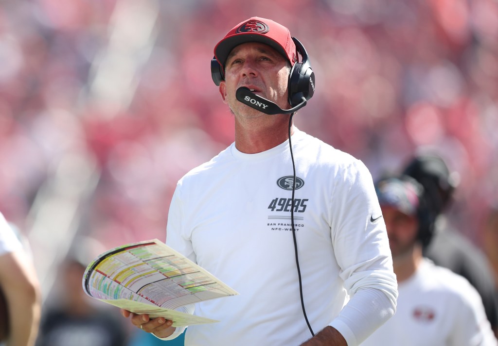 Kyle Shanahan, técnico dos 49ers, acompanha o jogo contra os Broncos no Levi’s Stadium.