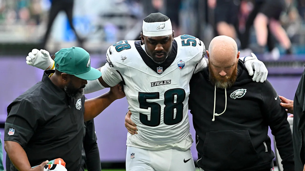 Jalyx Hunt deixa o campo com auxílio após se lesionar contra os Jaguars, em Londres.