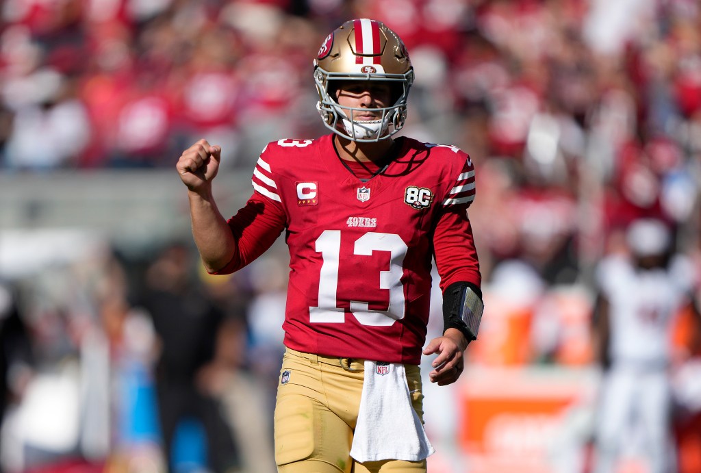 Brock Purdy comemora um passe para touchdown para George Kittle contra os Cardinals no quarto período, no Levi’s Stadium.