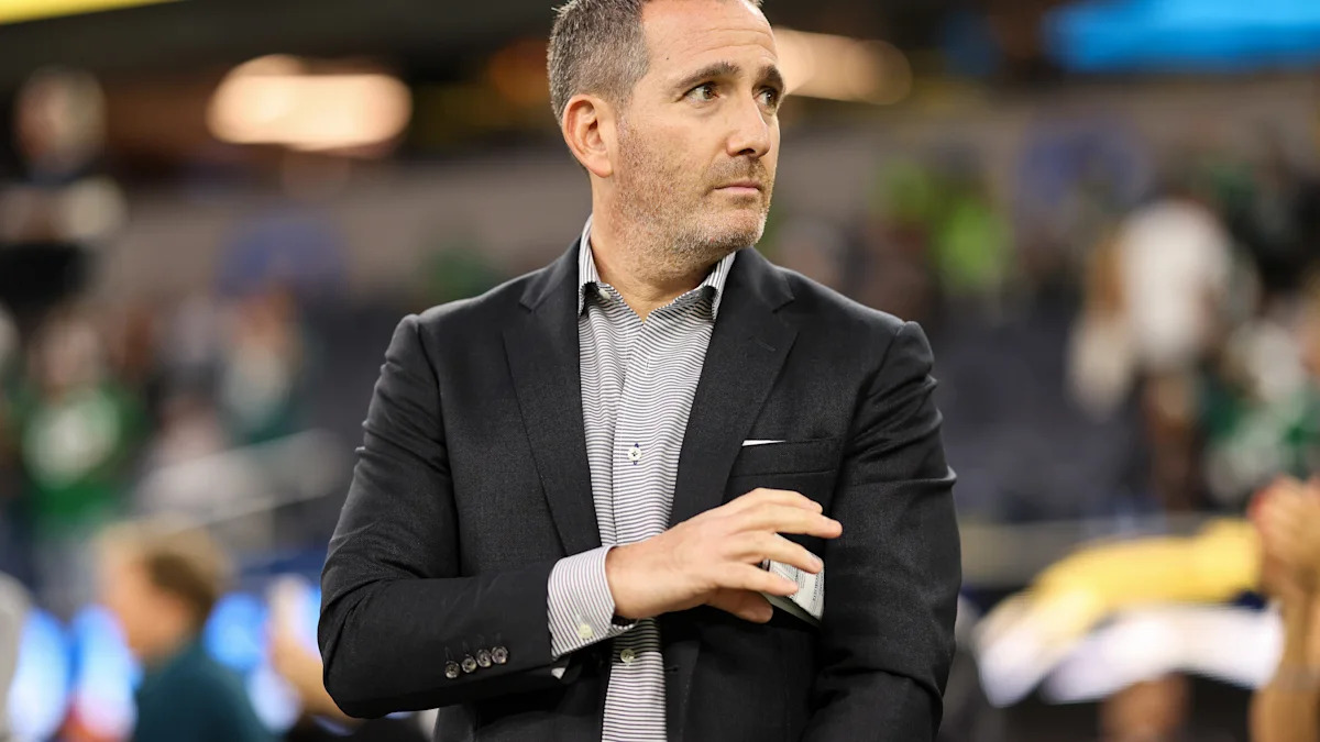Howie Roseman em campo antes de um jogo dos Eagles contra os Chargers, em dezembro de 2025.