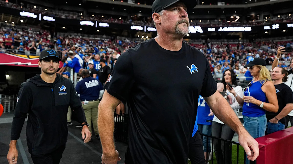 Dan Campbell entra em campo para Lions x Cardinals, em 11 de outubro de 2026.