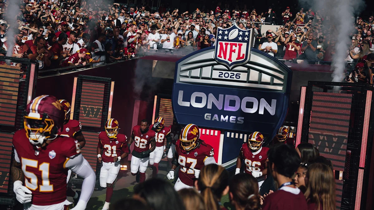 Jogadores do Washington Commanders em campo durante um jogo da NFL em Londres.