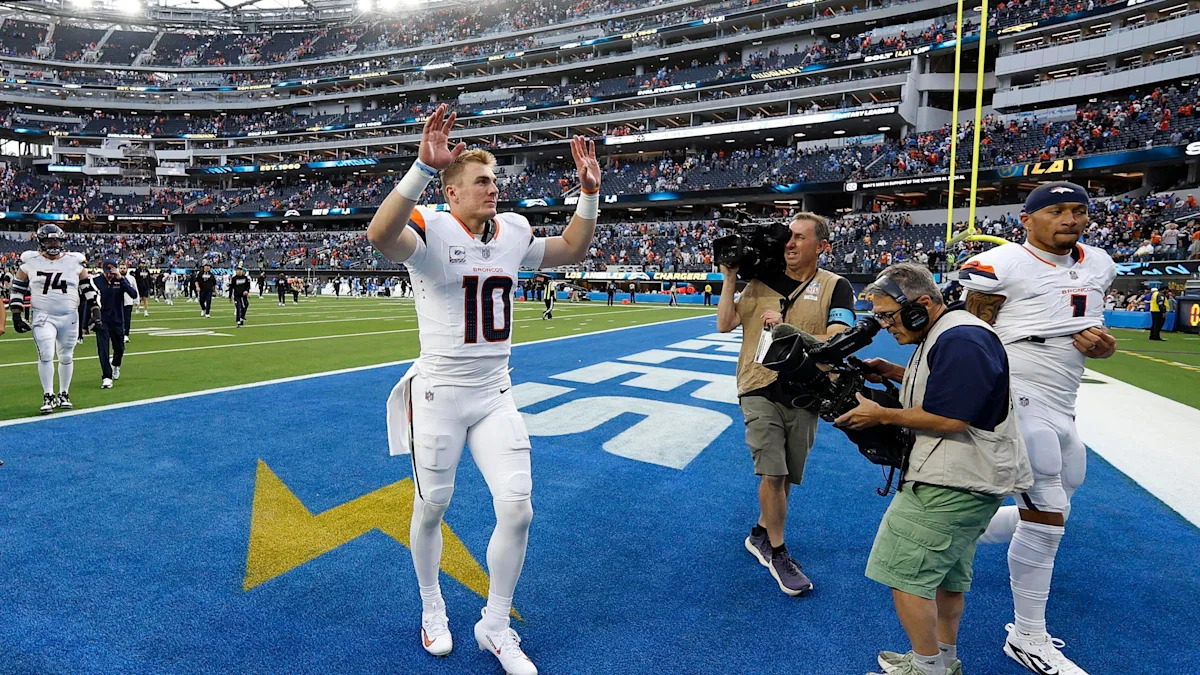 Bo Nix deixa o campo após a vitória dos Broncos sobre os Chargers.