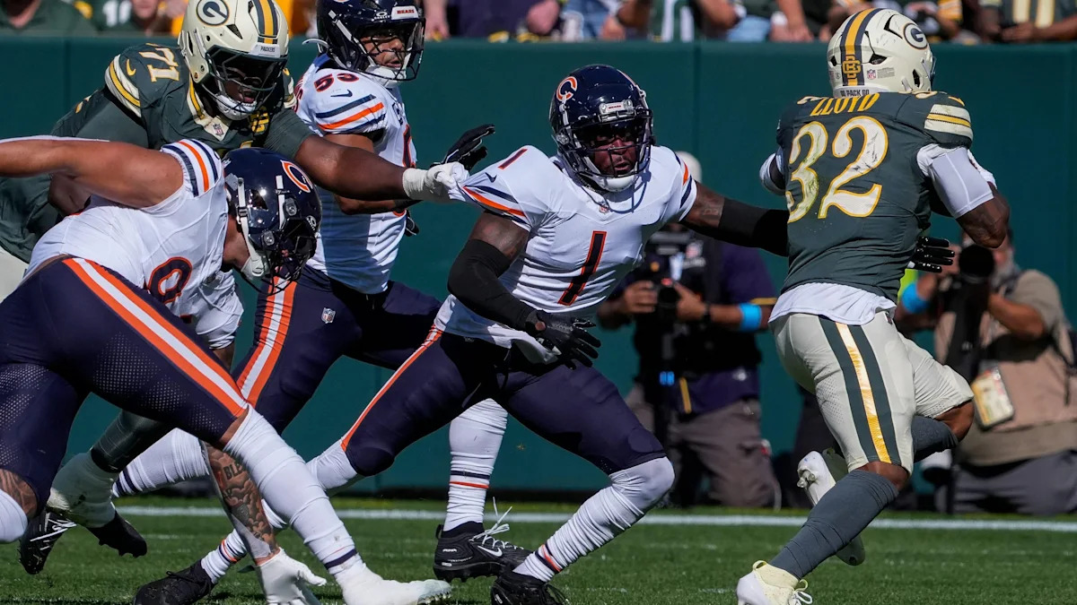 Jaylon Johnson persegue Marshawn Lloyd em Bears x Packers, em Lambeau Field.