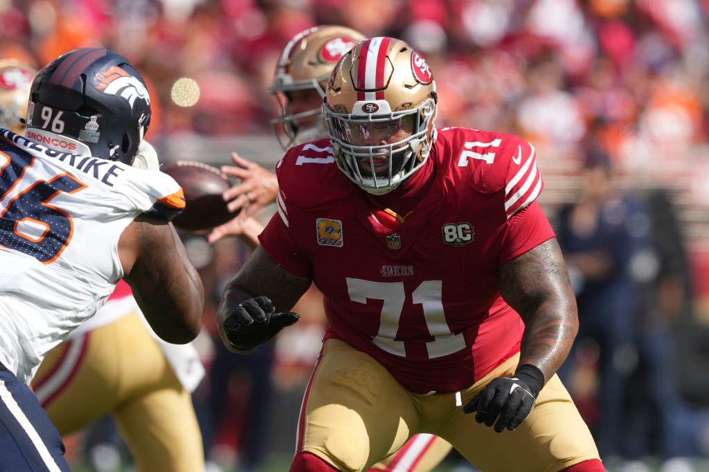 Trent Williams, dos 49ers, bloqueia Eyioma Uwazurike, dos Broncos.