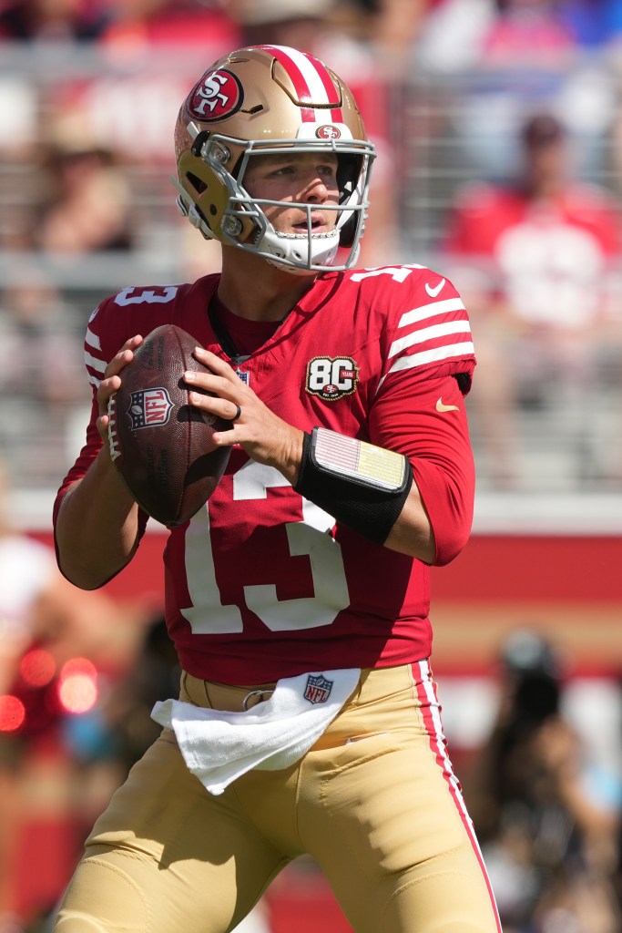 Brock Purdy, dos 49ers, recua para passar contra os Broncos no primeiro período.