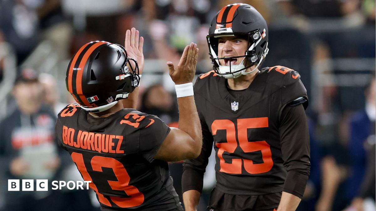 Andre Szmyt comemora com Corey Bojorquez após o field goal decisivo dos Browns contra os Steelers