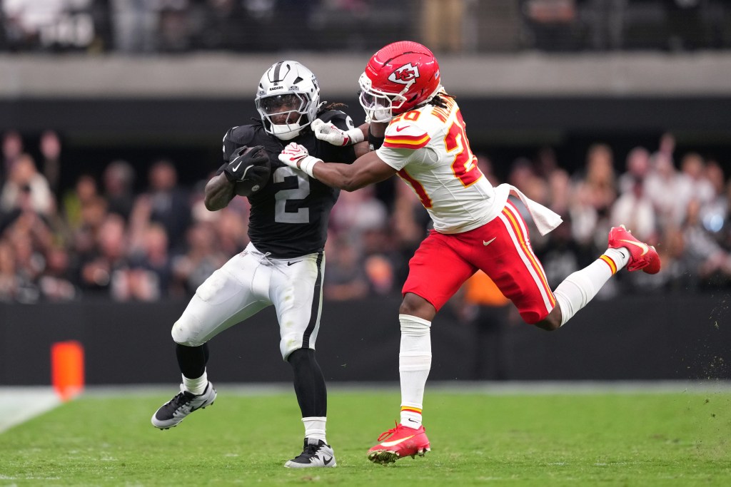 Ashton Jeanty, dos Raiders, corre contra Nohl Williams, dos Chiefs, no Allegiant Stadium, em 5 de outubro de 2026.