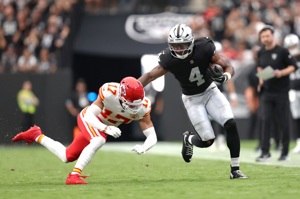 Mike Washington Jr., dos Raiders, corre contra Alohi Gilman, dos Chiefs, no Allegiant Stadium, em 5 de outubro de 2026.