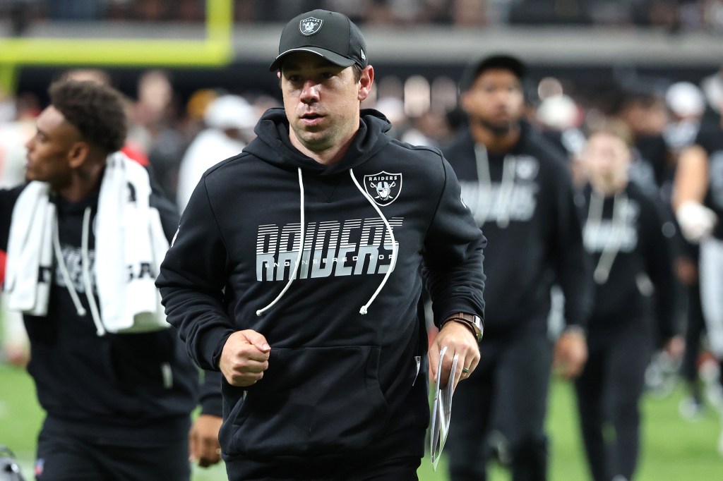 Klint Kubiak, técnico dos Raiders, reage após uma partida contra os Chiefs no Allegiant Stadium, em 4 de outubro de 2026.