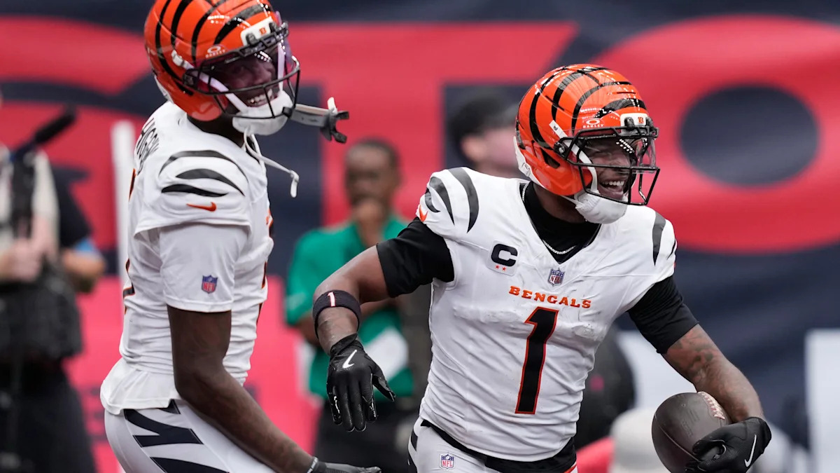 Tee Higgins e Ja'Marr Chase comemoram durante uma partida dos Bengals.