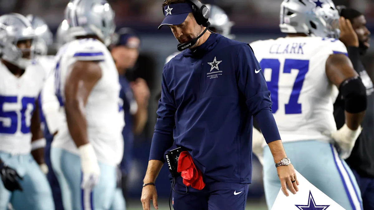 Brian Schottenheimer acompanha os Cowboys à beira do campo.
