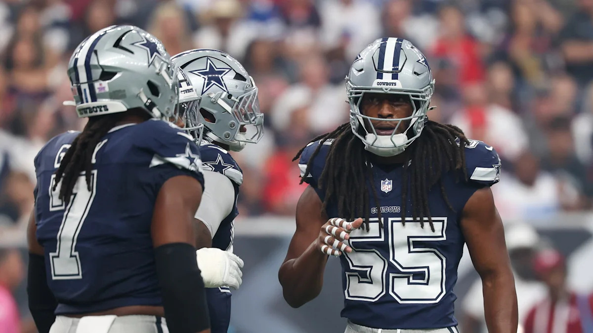Jogadores dos Cowboys conversam durante uma partida.
