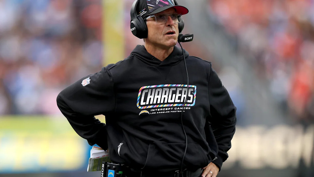 Jim Harbaugh acompanha Chargers x Broncos em 11 de outubro de 2026.