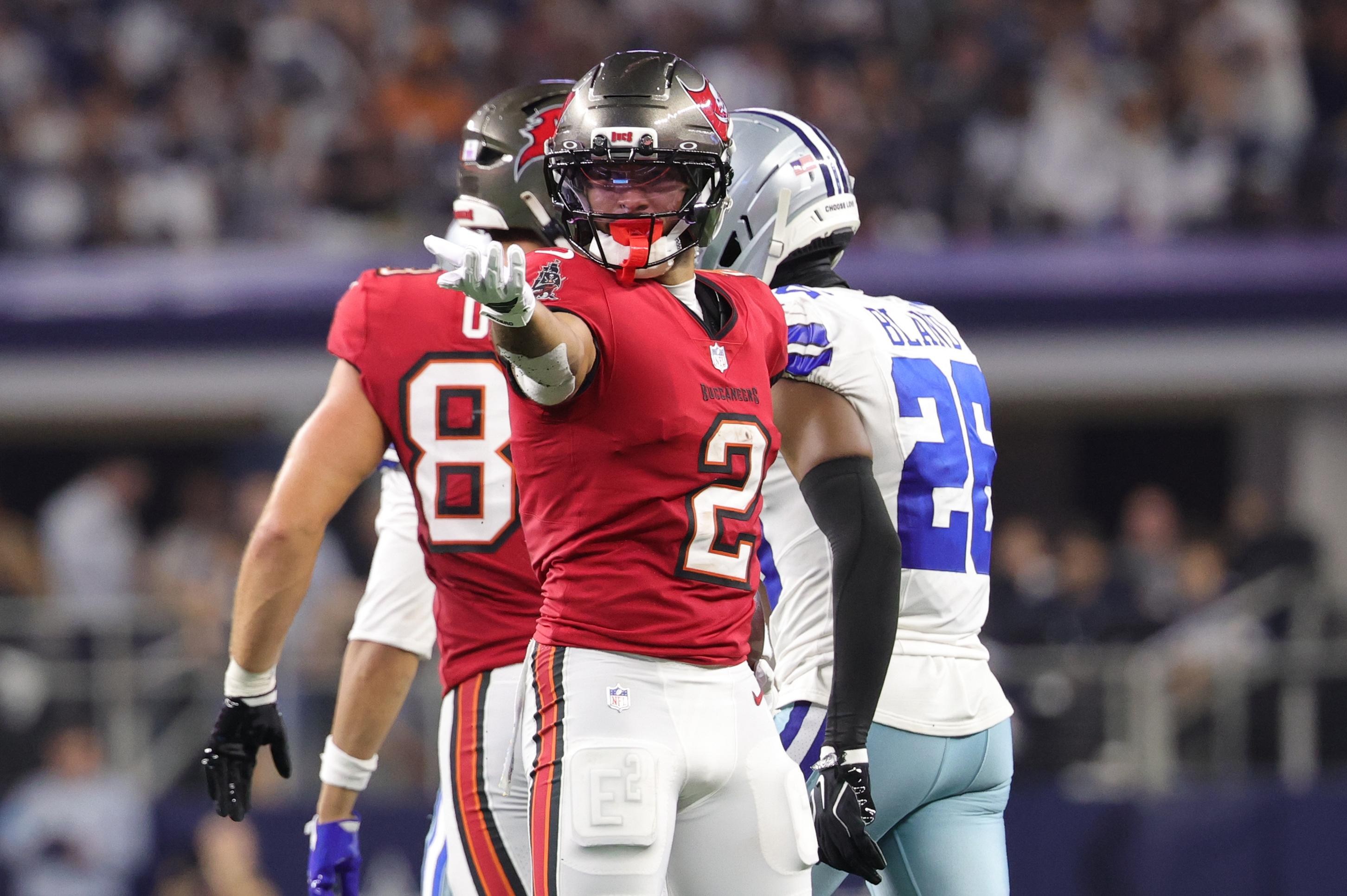 Emeka Egbuka, dos Buccaneers, em campo contra os Cowboys.