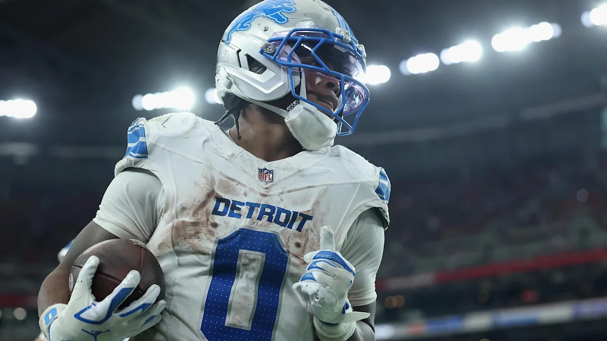 Jahmyr Gibbs comemora touchdown contra os Cardinals, em 11 de outubro de 2026.