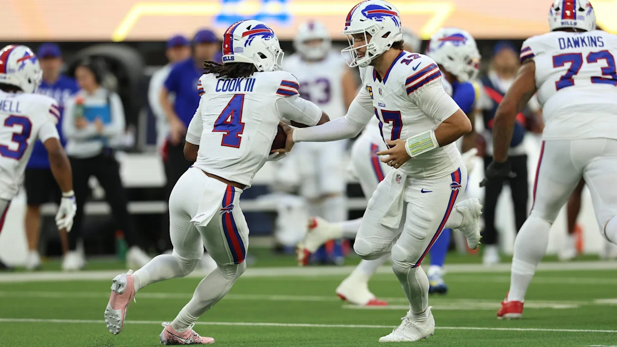 Jogadores dos Bills comemoram durante a vitória sobre os Rams.