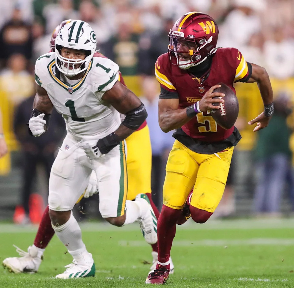 Jayden Daniels escapa da pressão de Micah Parsons em Commanders x Packers, em setembro de 2025.