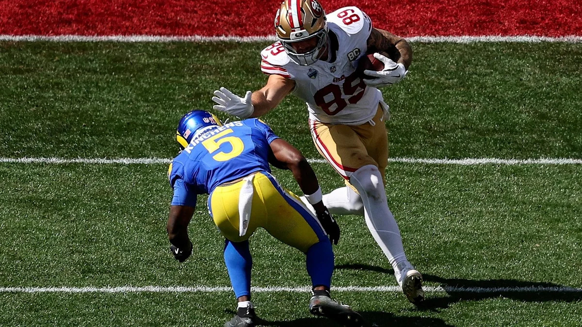 Defensor dos Rams disputa jogada contra os 49ers.