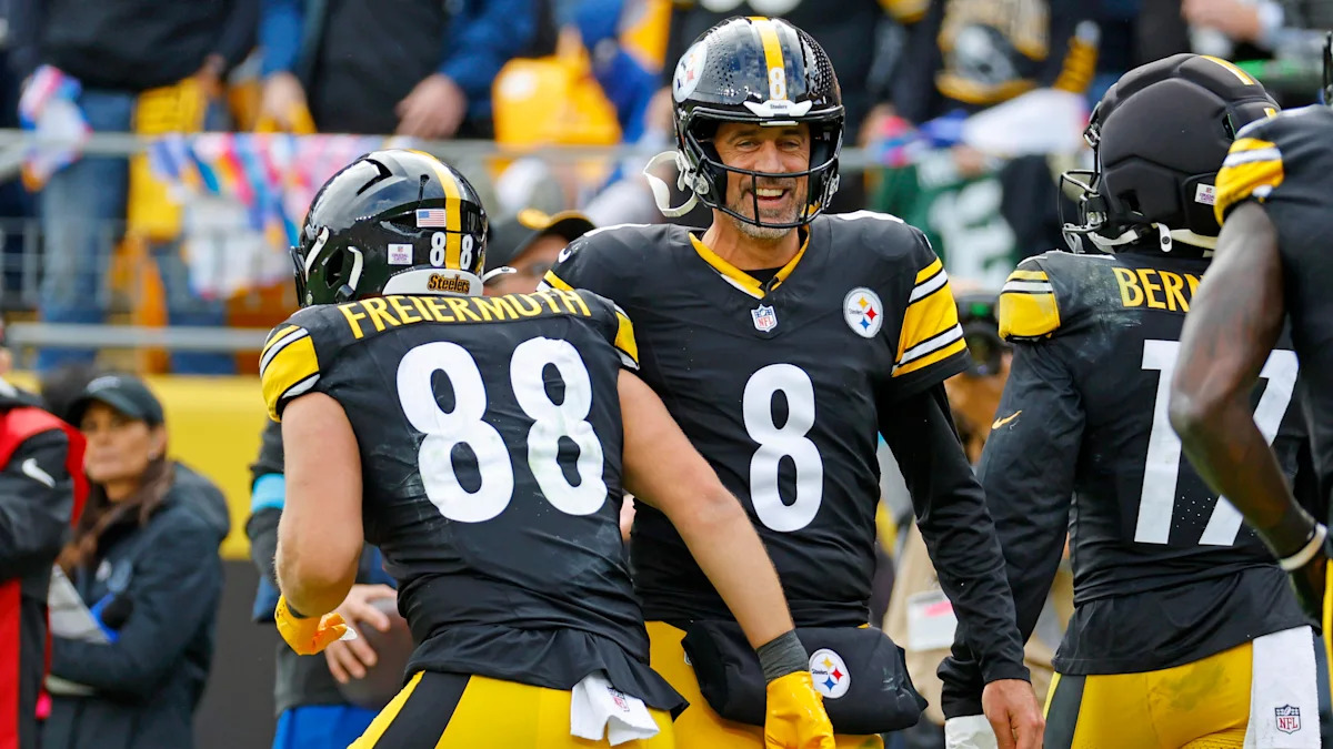 Aaron Rodgers conversa com companheiros dos Steelers.