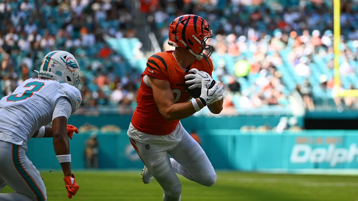 Tanner Hudson com a bola durante partida dos Bengals contra os Dolphins.