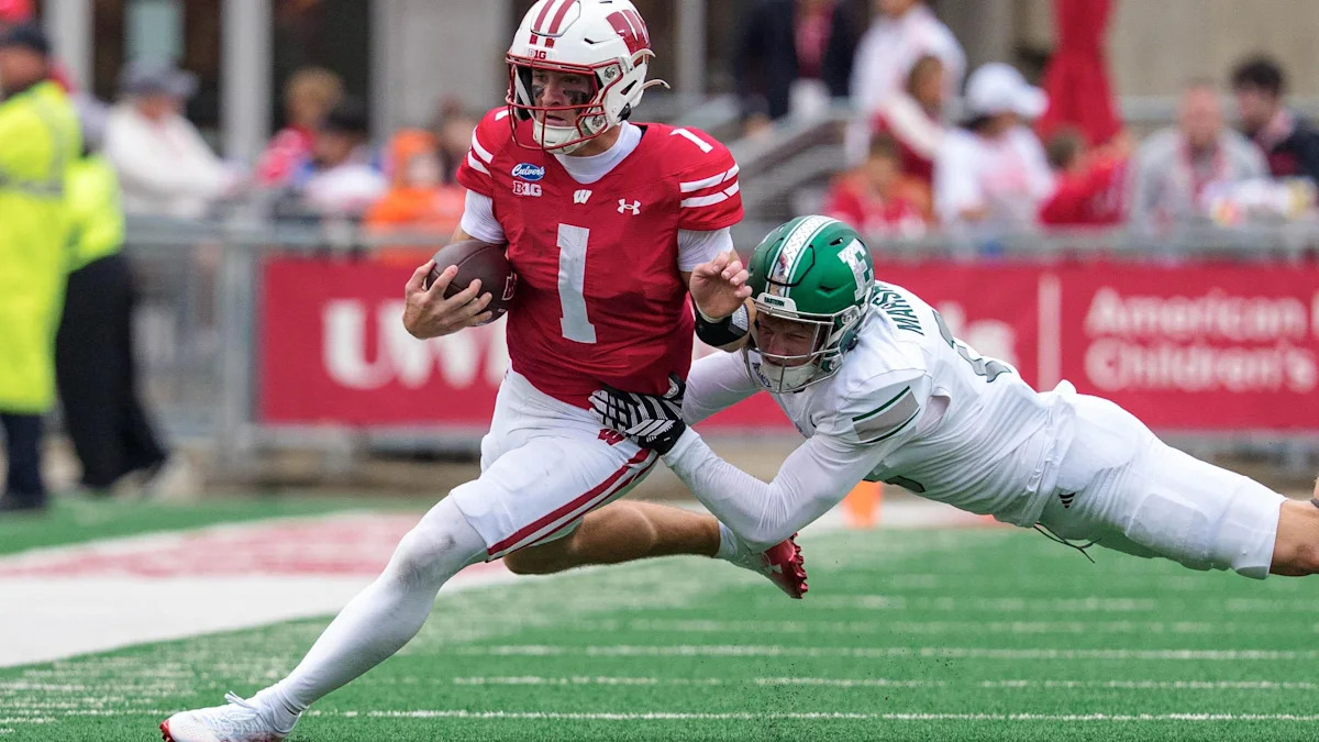 Colton Joseph carrega a bola por Wisconsin contra Eastern Michigan, em setembro de 2026.