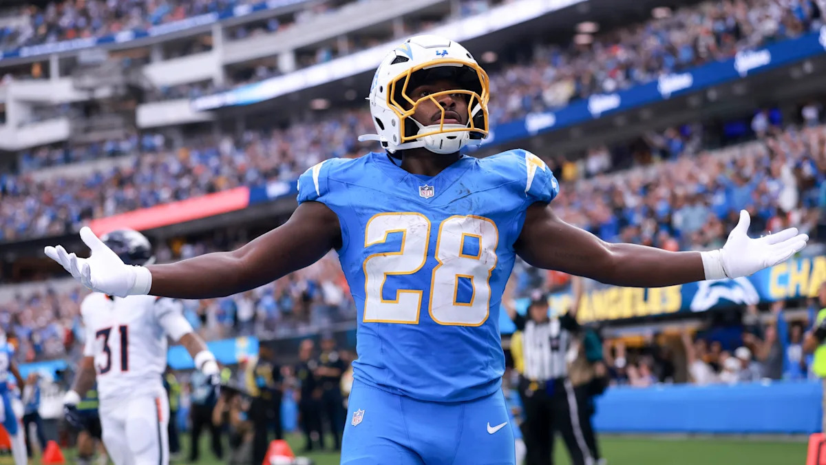 Jogador dos Chargers comemora em campo.