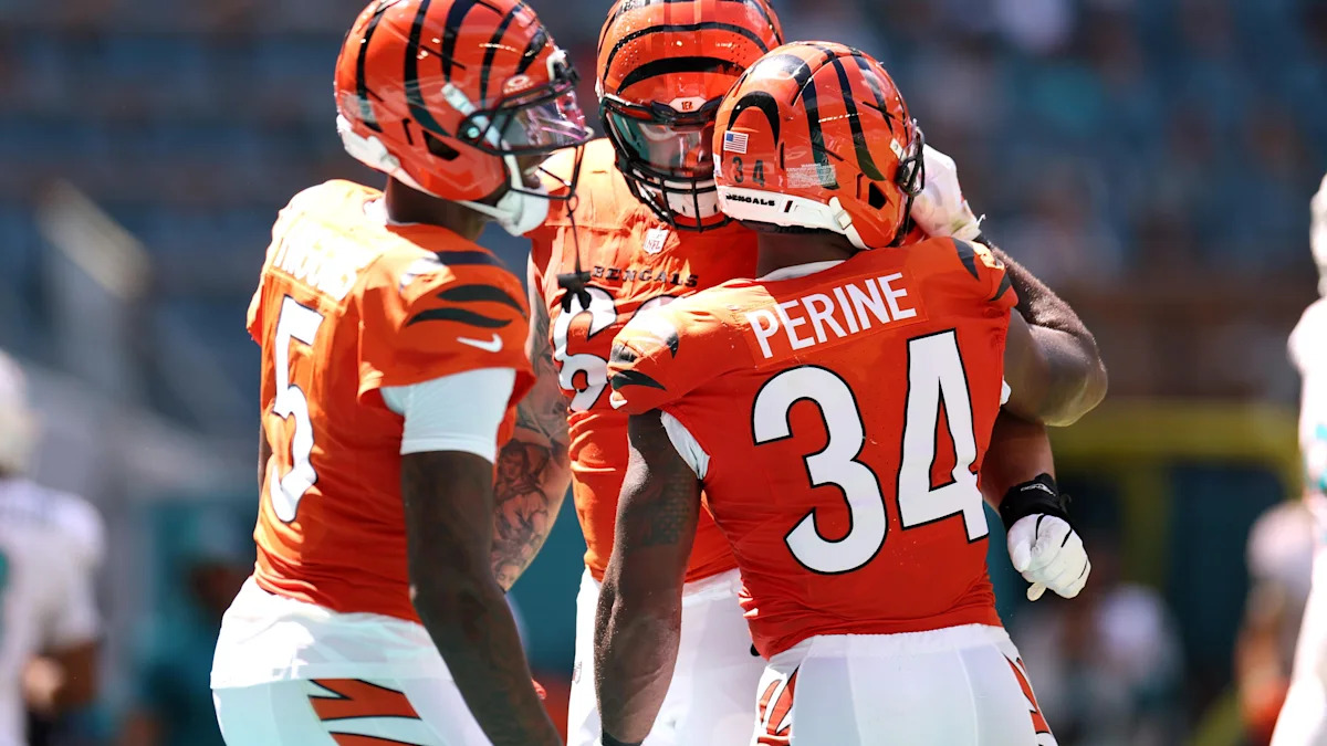 Samaje Perine comemora touchdown dos Bengals contra os Dolphins.