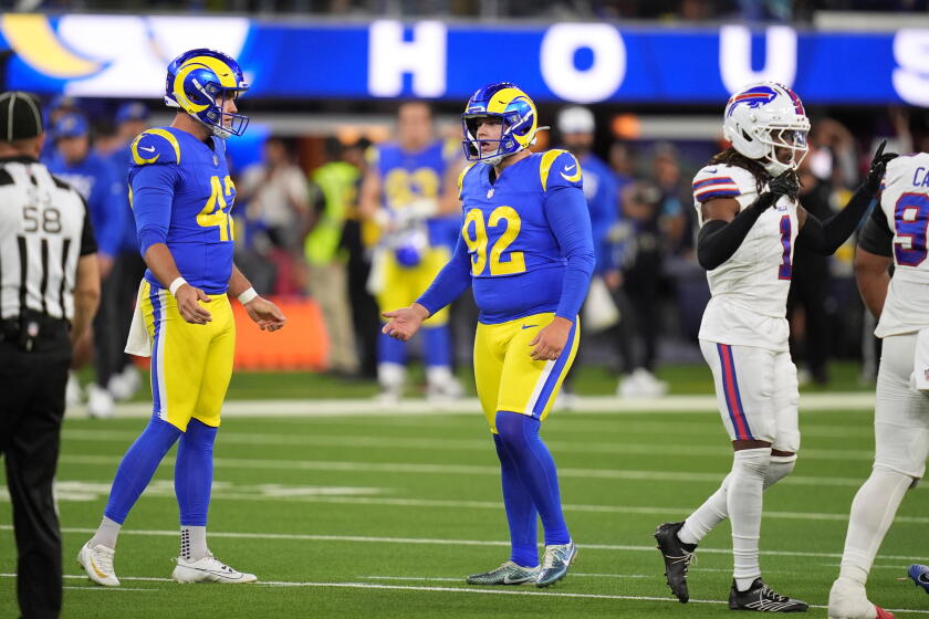 Harrison Mevis e o holder Ethan Evans reagem ao field goal bloqueado pelos Bills.