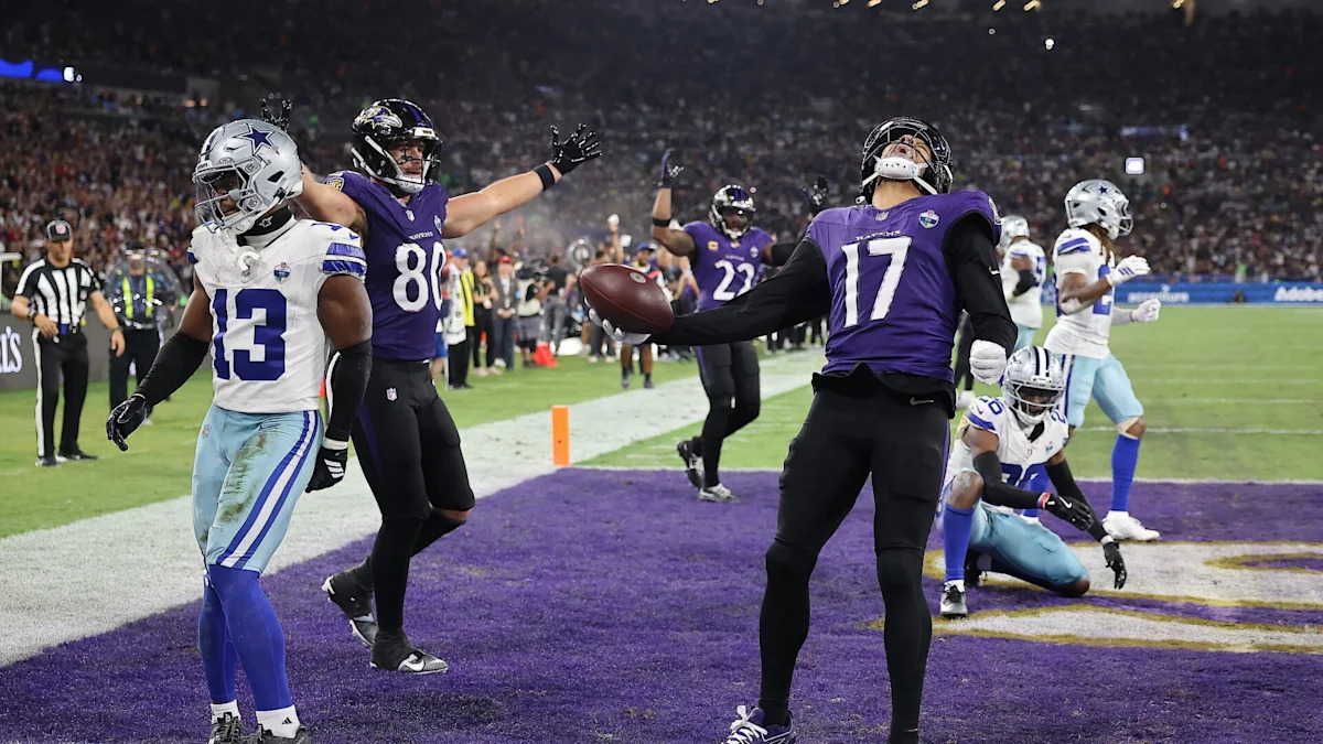 Jogadores dos Ravens em campo durante uma partida.