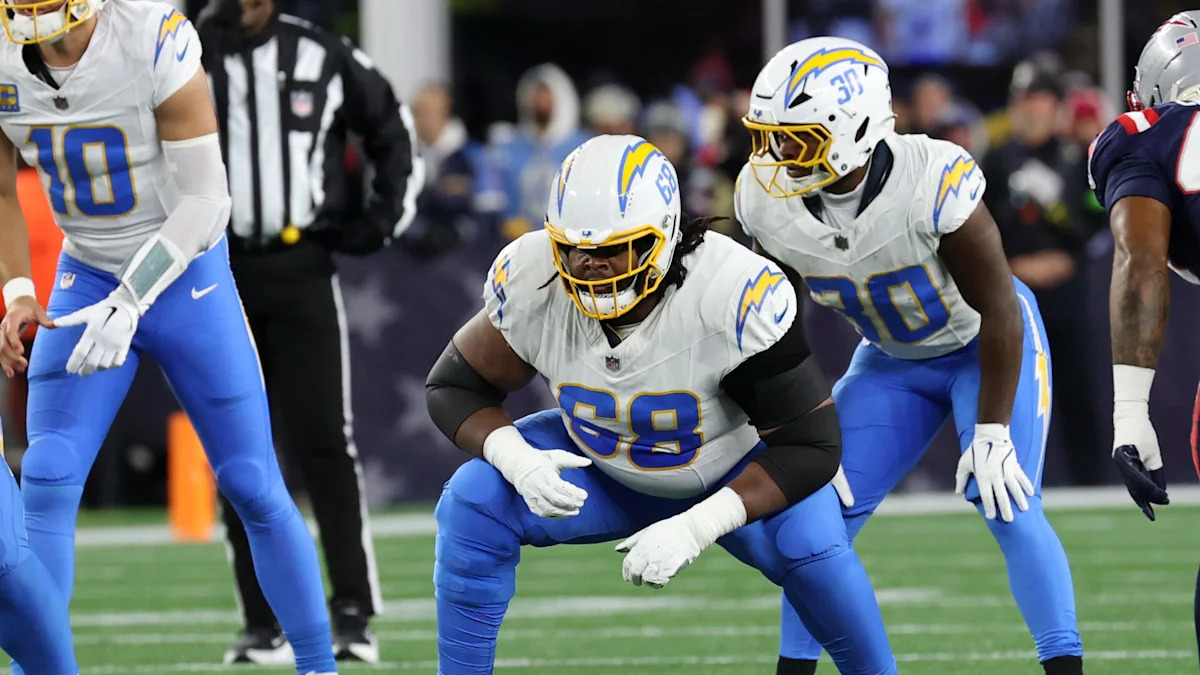 Jamaree Salyer alinhado na linha ofensiva dos Chargers.