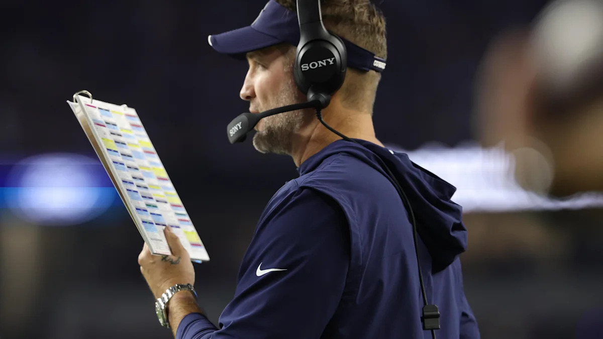 Brian Schottenheimer acompanha uma partida dos Cowboys.