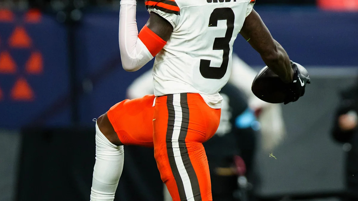 Jerry Jeudy com a bola durante uma partida dos Browns.