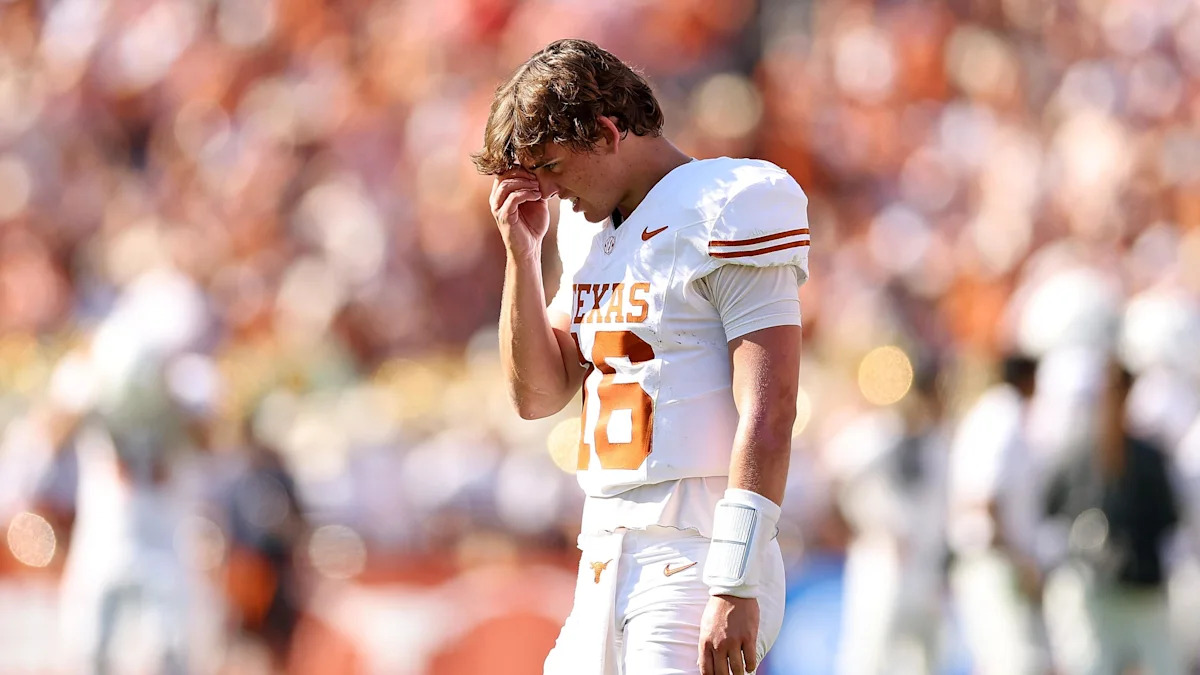 Arch Manning à beira do campo durante Texas x Oklahoma, em 10 de outubro de 2026.