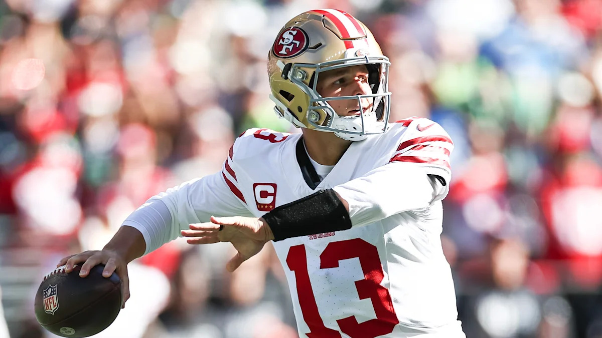 Brock Purdy se prepara para lançar pelos 49ers.