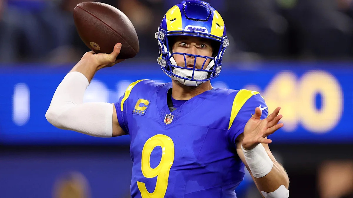 Matthew Stafford se prepara para lançar pelos Rams.