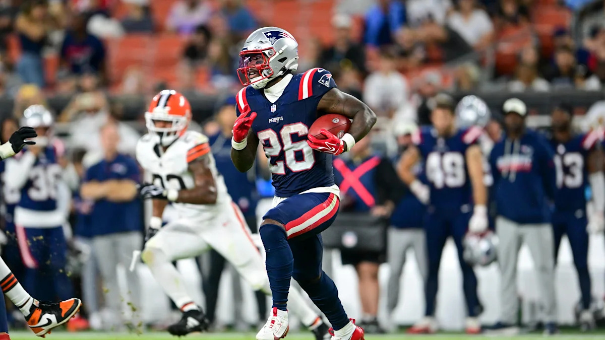Hassan Haskins devolve um kickoff pelos Patriots na pré-temporada de 2026.