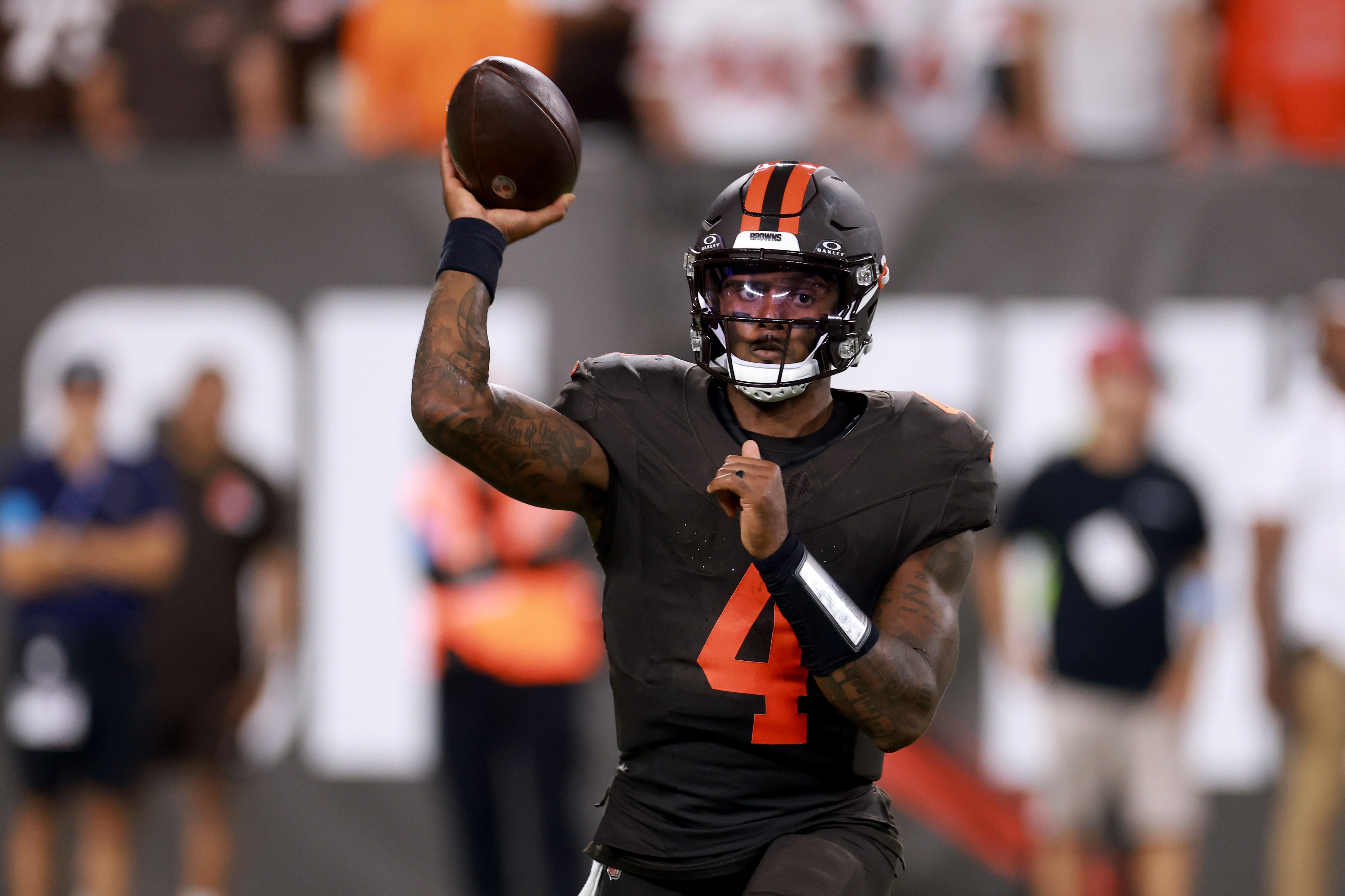 Deshaun Watson lança contra os Steelers no quarto período, em Cleveland, em 1º de outubro de 2026.
