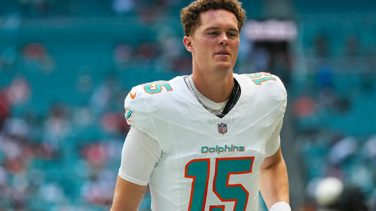 Brady Cook deixa o campo após o aquecimento dos Dolphins, em setembro de 2026.