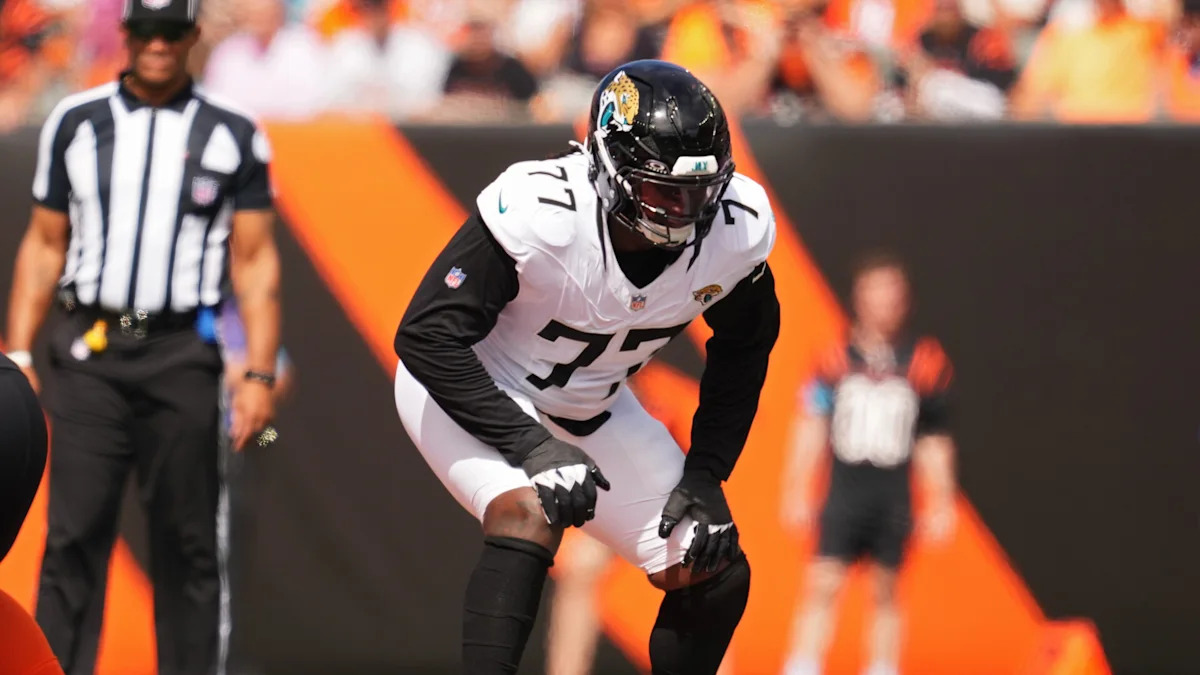 Anton Harrison alinhado pelos Jaguars durante uma partida.