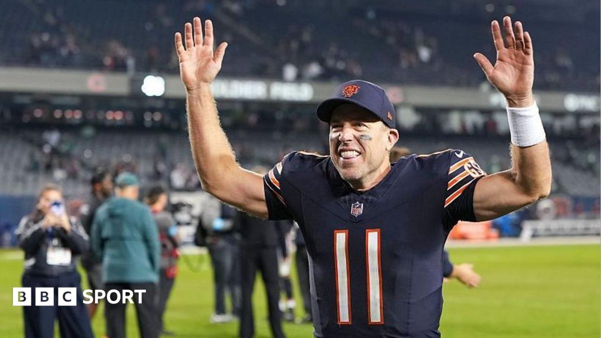 Case Keenum comemora a vitória do Chicago Bears com os braços erguidos