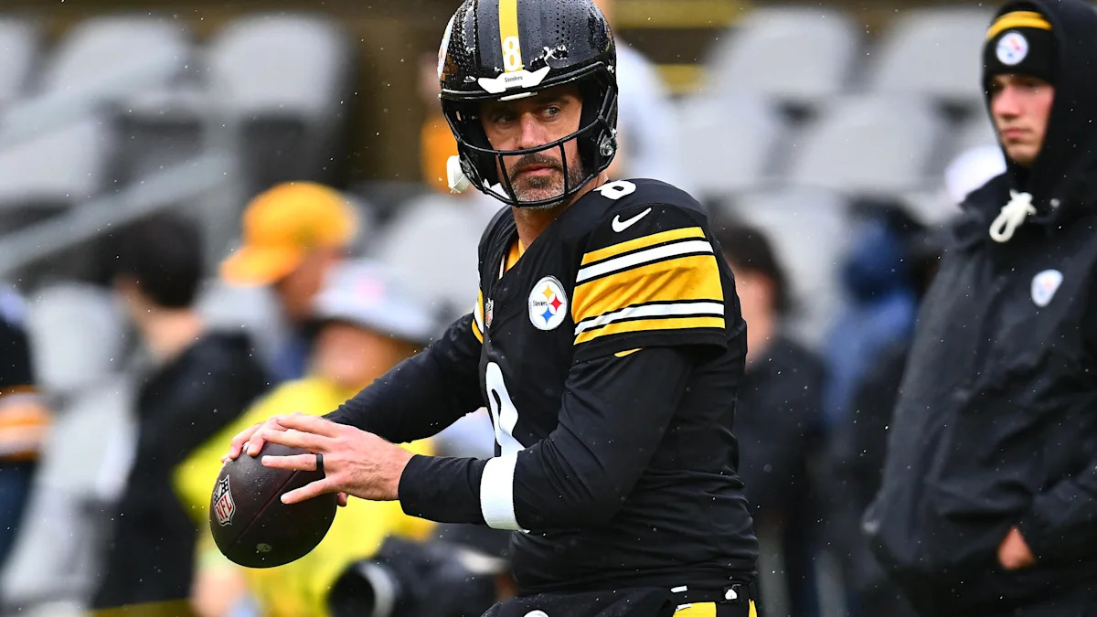 Aaron Rodgers se prepara para lançar pelos Steelers.