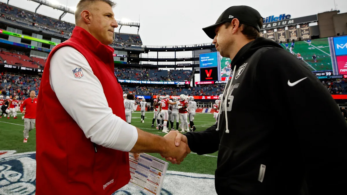 Klint Kubiak e Mike Vrabel se cumprimentam durante Raiders x Patriots.