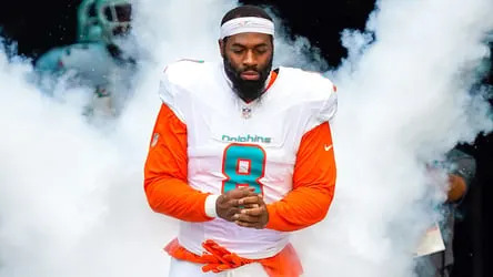 Matthew Judon com uniforme dos Dolphins.