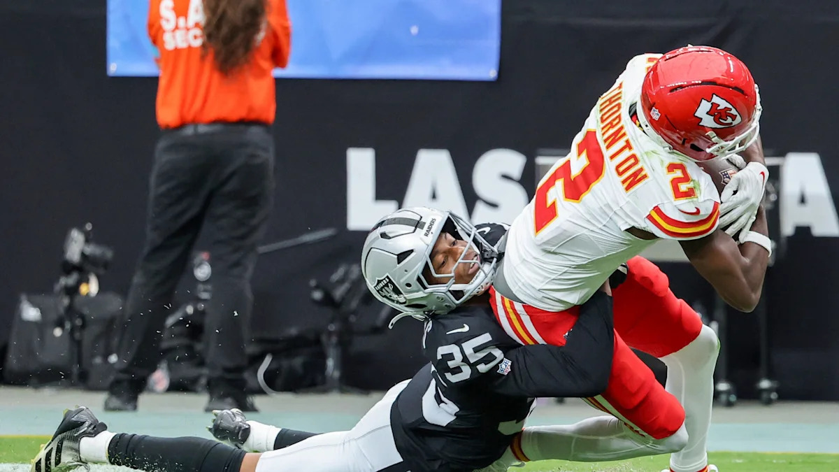 Tyquan Thornton disputa uma jogada pelos Chiefs contra os Raiders.