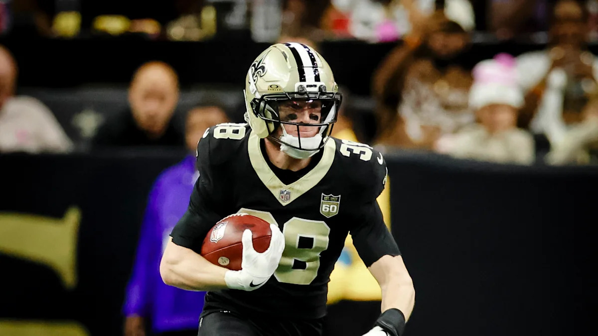 Jogador dos Saints com a bola durante uma partida.