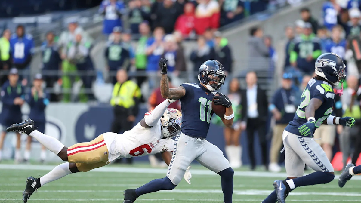 Jaxon Smith-Njigba disputa uma jogada dos Seahawks contra os 49ers.