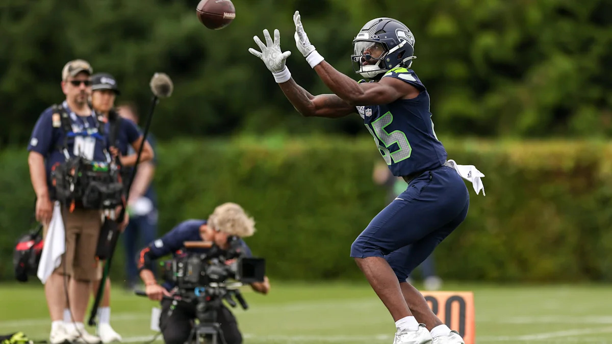 Irv Charles recebe a bola durante treino dos Seahawks.