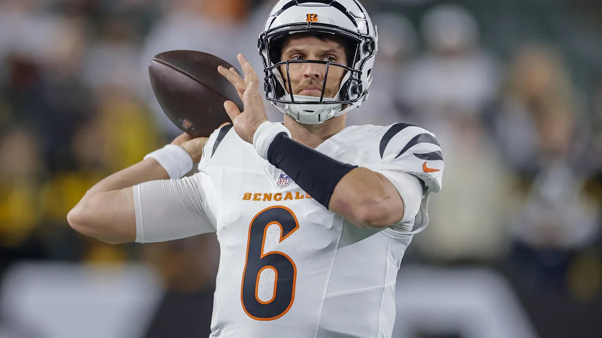 Jake Browning se aquece pelos Bengals antes de jogo em outubro de 2025.