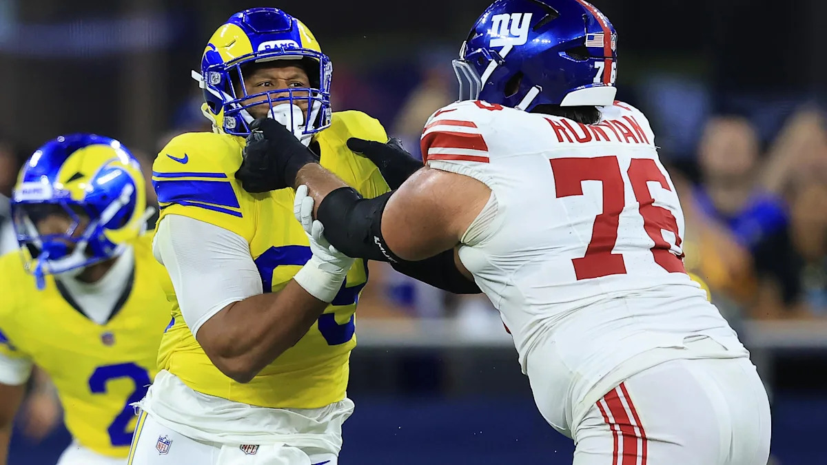 Linha ofensiva dos Giants disputa uma jogada contra os Rams.